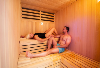 Twee mensen ontspannen zich in een sauna bij Camping Costa del Sol Glamping Village in Andalusië, Spanje.