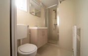 Baño moderno y luminoso en el Easy chalet de Eurocamping Vessem BV, Países Bajos, con ducha y aseo.