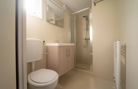 Baño moderno y luminoso en el Easy chalet de Eurocamping Vessem BV, Países Bajos, con ducha y aseo.