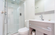 Baño moderno en Amos Studio, Camping Costa del Sol Glamping Village, con ducha, inodoro y lavabo.