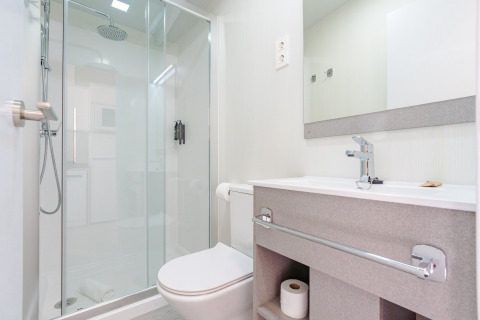 Moderne badkamer in Amos Studio, Camping Costa del Sol Glamping Village, met douche, toilet en wastafel.