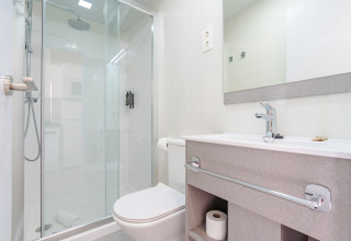 Bagno moderno presso Amos Studio, Camping Costa del Sol Glamping Village, con doccia, wc e lavandino.