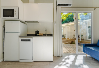 Angolo cottura moderno con elettrodomestici bianchi presso Amos Studio, Camping Costa del Sol Glamping Village, Spagna.