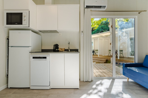 Moderne kitchenette met witte toestellen in Amos Studio, Camping Costa del Sol Glamping Village, Spanje.