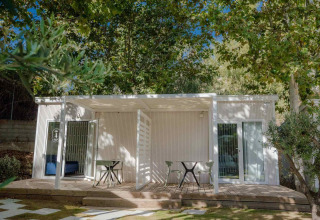 Photo du lodge Amos Studio au Camping Costa del Sol Glamping Village en Espagne, entouré d’arbres verdoyants.