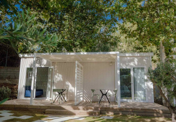 Foto del lodge Amos Studio presso Camping Costa del Sol Glamping Village in Spagna, immerso nel verde.