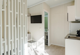 Moderna y luminosa lodge Amos Studio con cocina, TV y baño en Camping Costa del Sol Glamping Village, España.