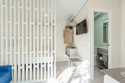 Lichte, moderne lodge in Amos Studio, Camping Costa del Sol Glamping Village, Spanje, met zicht op badkamer.