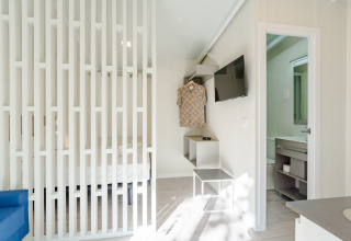 Lichte, moderne lodge in Amos Studio, Camping Costa del Sol Glamping Village, Spanje, met zicht op badkamer.