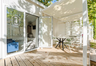 Terrazza e ingresso dell'Amos Studio presso Camping Costa del Sol Glamping Village in Spagna, con tavolo esterno.