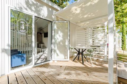 Terrazza e ingresso dell'Amos Studio presso Camping Costa del Sol Glamping Village in Spagna, con tavolo esterno.