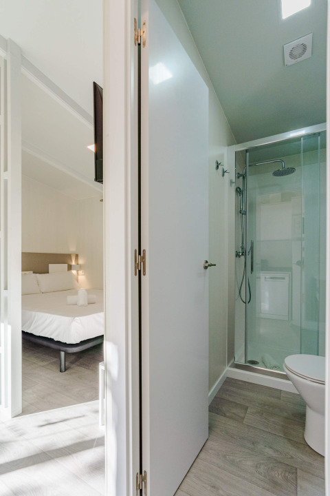 Modern studio met slaapkamer en badkamer in Amos Studio, Camping Costa del Sol Glamping Village Spanje.