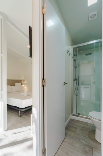 Estudio moderno con dormitorio y baño en suite en Amos Studio, Camping Costa del Sol Glamping Village.