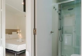 Modern studio met slaapkamer en badkamer in Amos Studio, Camping Costa del Sol Glamping Village Spanje.