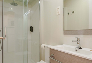 Baño moderno con ducha, inodoro y lavabo en Amos Studio en Camping Costa del Sol Glamping Village, España.