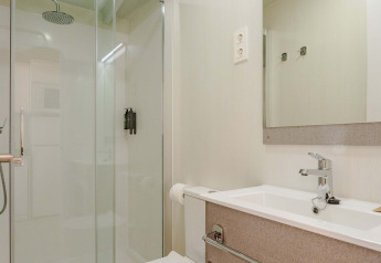 Salle de bain moderne avec douche, toilettes et lavabo à Amos Studio, Camping Costa del Sol Glamping Village.