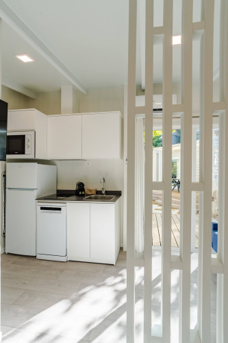 Modernes, kompaktes Küchenstudio in Amos Studio im Camping Costa del Sol Glamping Village, Spanien, mit Tageslicht.