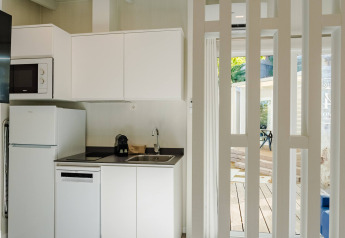 Modern, compact keukentje in Amos Studio bij Camping Costa del Sol Glamping Village, Spanje, met natuurlijk licht.