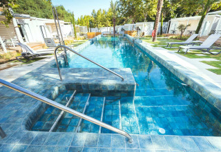 Modern zwembad met ligstoelen bij Amos Studio in Camping Costa del Sol Glamping Village, Spanje.