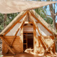 Janda Tent Hütte bei TAIGA Tarifa in Spanien mit Holzwänden und einer Plane, umgeben von Natur.