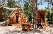 Janda Tent Kabine bei TAIGA Tarifa in Spanien mit Holzkonstruktion, umgeben von Pinien und Natur.