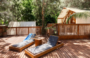 Terraza exterior con tumbonas y tienda glamping de lujo rodeada de naturaleza en La Cala, TAIGA Tarifa.