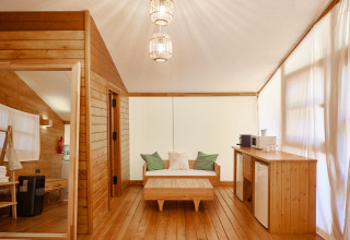 Intérieur du Glamping Luxury Tent La Cala à TAIGA Tarifa, Espagne, avec bois clair et équipements modernes.