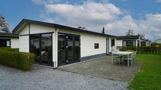 Chalet Velthorst à EuroParcs Parc du Soleil aux Pays-Bas, avec terrasse extérieure et mobilier de jardin.