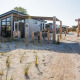 Moderne Dune Lodge ved EuroParcs Parc du Soleil i Holland med sand, terrasse og glade gæster udenfor.