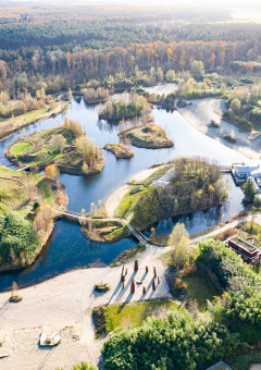 Vista aérea de Netl Camping Kallumaan, un parque vacacional con lagos, áreas verdes y edificios en Flevoland.