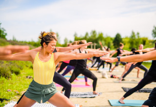 Kvinder udøver yoga udendørs på Netl Camping Kallumaan, en ferielejr i Flevoland, Holland.