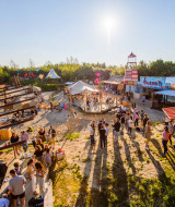 Personas disfrutan un día soleado en Netl Camping Kallumaan, un parque de vacaciones en Flevoland, Países Bajos.