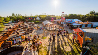 Personas disfrutan un día soleado en Netl Camping Kallumaan, un parque de vacaciones en Flevoland, Países Bajos.