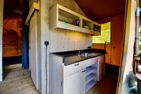 Vue intérieure de la cuisine du Lodge + sanitaire Leri - UFO au Netl Camping Kallumaan, aux Pays-Bas.