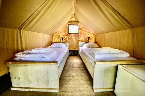 Interieur van safari tent Lodge Mokki - UFO met twee eenpersoonsbedden op Netl Camping Kallumaan, Nederland.