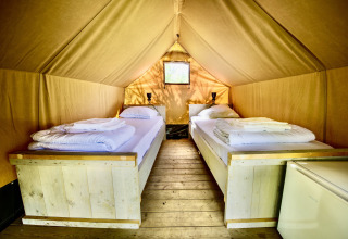 Interieur van safari tent Lodge Mokki - UFO met twee eenpersoonsbedden op Netl Camping Kallumaan, Nederland.