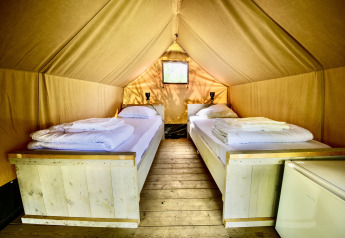 Vue intérieure d'une tente safari Lodge Mokki - UFO avec deux lits simples au Netl Camping Kallumaan, Pays-Bas.
