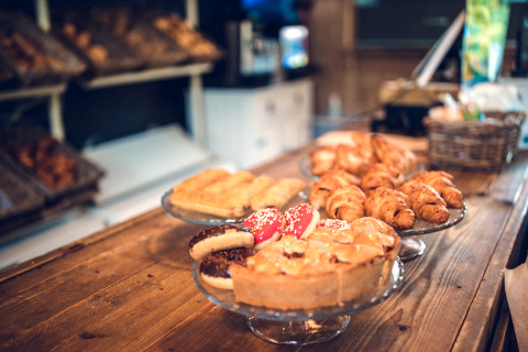 Pâtisseries sur un comptoir en bois dans une boulangerie à Veluwepark de Bosgraaf, Gelderland, Pays-Bas.