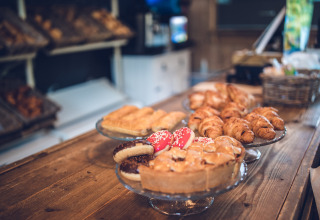 Pâtisseries sur un comptoir en bois dans une boulangerie à Veluwepark de Bosgraaf, Gelderland, Pays-Bas.