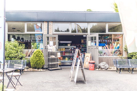Exterior photo of a small shop at Veluwepark de Bosgraaf, a holiday park in Gelderland, Netherlands.