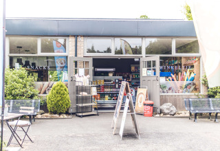Udvendig billede af en lille butik ved Veluwepark de Bosgraaf, feriepark i Gelderland, Holland.