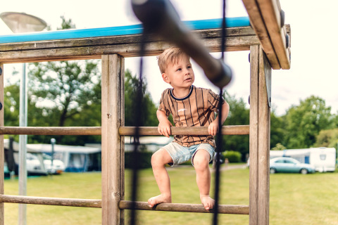 Un garçon joue sur une aire de jeux à Veluwepark de Bosgraaf, parc de vacances aux Pays-Bas, en Gueldre.
