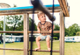Un garçon joue sur une aire de jeux à Veluwepark de Bosgraaf, parc de vacances aux Pays-Bas, en Gueldre.