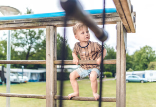 Bambino che gioca sul parco giochi a Veluwepark de Bosgraaf, villaggio turistico in Gheldria, Paesi Bassi.