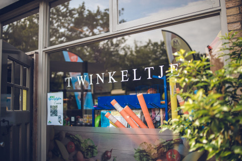 Entrada de la tienda 'TWINKELTJE' en Veluwepark de Bosgraaf, un parque vacacional en Gelderland, Países Bajos.