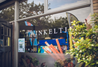 Eingang zum Laden 'TWINKELTJE' im Veluwepark de Bosgraaf, einem Ferienpark in Gelderland, Niederlande.