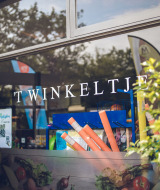 Entrada de la tienda 'TWINKELTJE' en Veluwepark de Bosgraaf, un parque vacacional en Gelderland, Países Bajos.