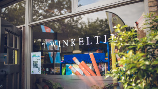 Entrada de la tienda 'TWINKELTJE' en Veluwepark de Bosgraaf, un parque vacacional en Gelderland, Países Bajos.
