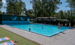 Des enfants s'amusent dans la piscine extérieure du Recreatiepark de Wrange, en Gueldre, Pays-Bas.