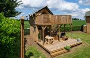 Safari-telt med sanitære faciliteter på Camping Mareveld i Holland, med træterrasse og balkon.